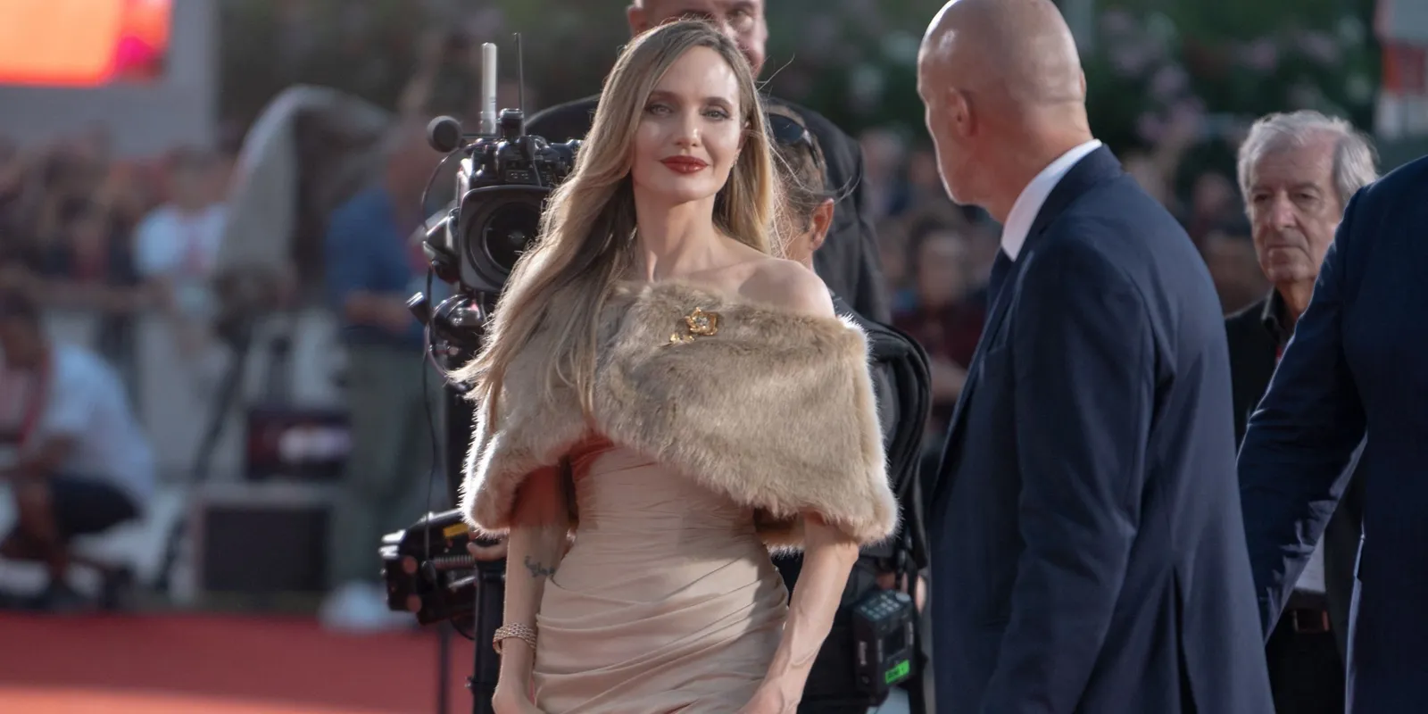 Angelina Jolie sokkoló külseje miatt találgatnak – „Beteg?”