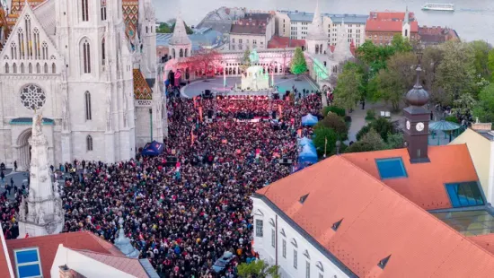 Fidesz-kampányzáró: Teljesen megtelt a Szentháromság tér, egy szalmaszálat sem lehetett leejteni