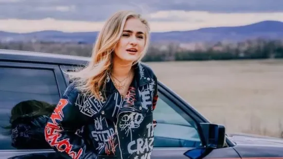 „Rá lehet markolni? Igen...” – Fenekével reklámozza új dalát az Ázsia Expressz sztárja