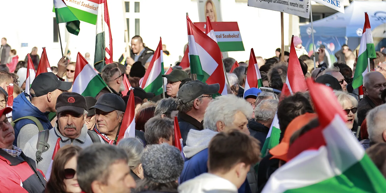 Gyűlik a tömeg Debrecenben: rengetegen várják Orbán Viktort
