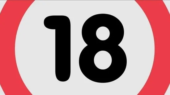 Kibuggyanó mell és csupasz szeméremdomb: megmutatta bájait a dögös igazgatónő