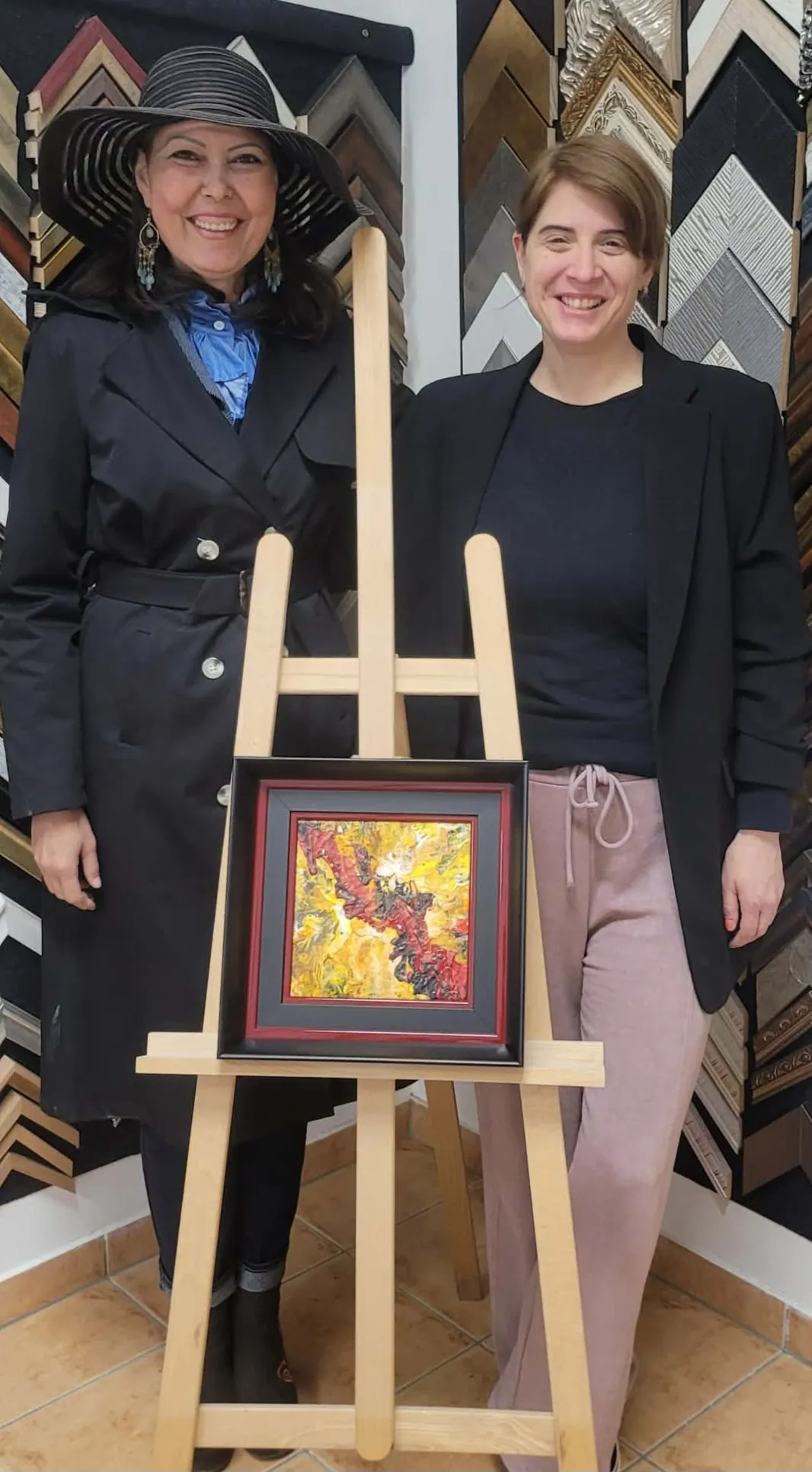 Aradi Gabriella és és Török Zsófia a "The Pain" című képpel.