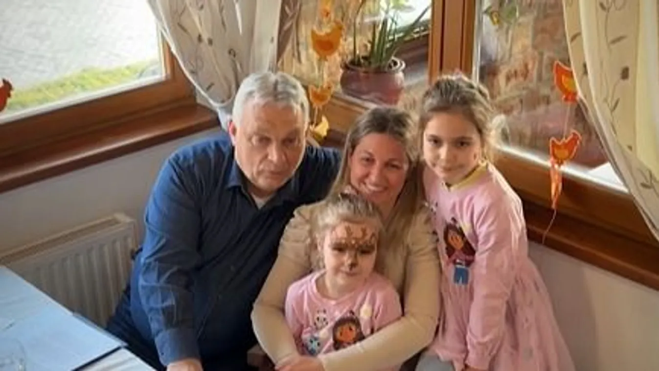 Orbán Viktor mesélt két kislánynak az étteremben.