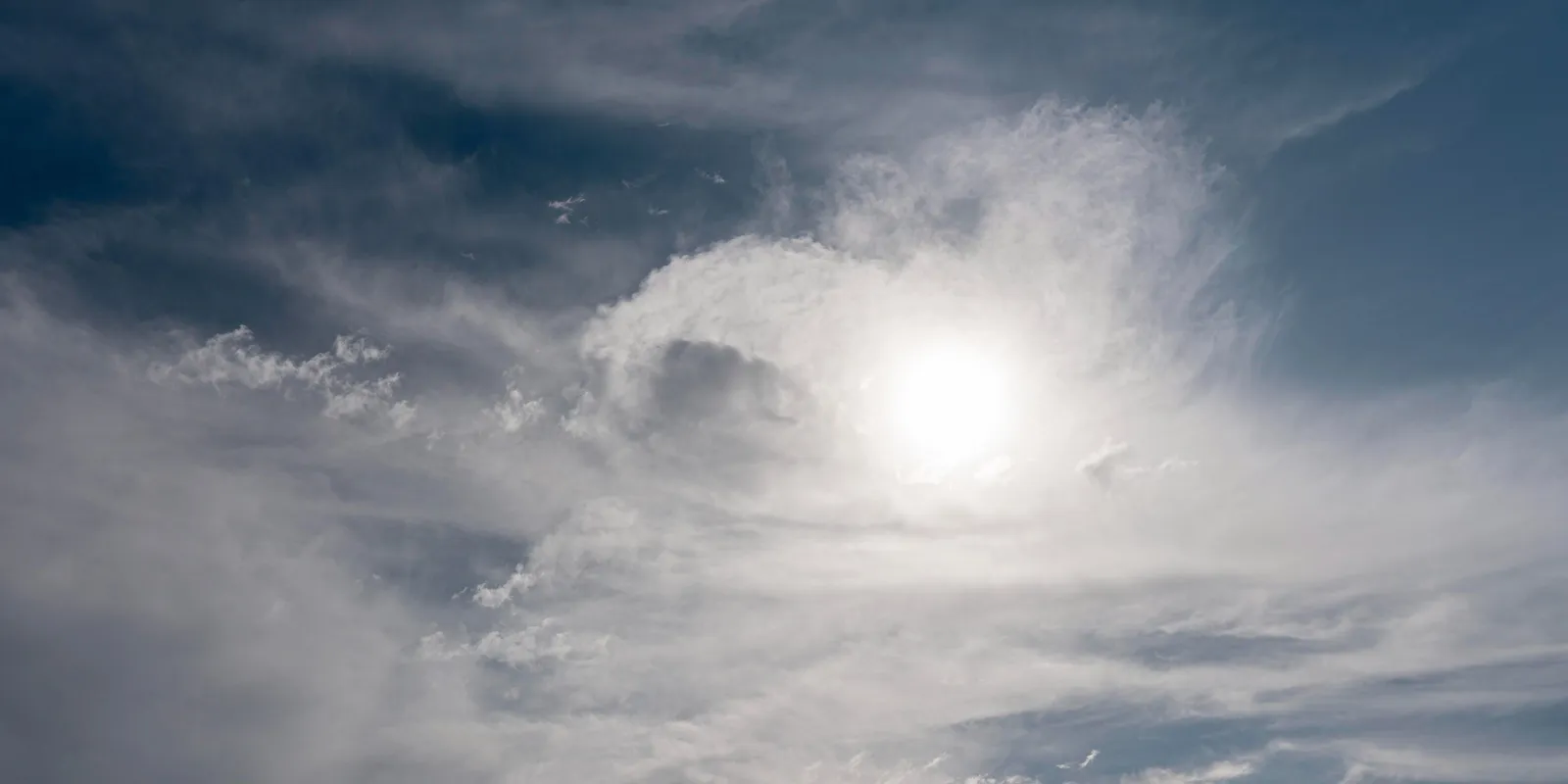 Nem vonulnak el a felhők, sötét időjárás várható