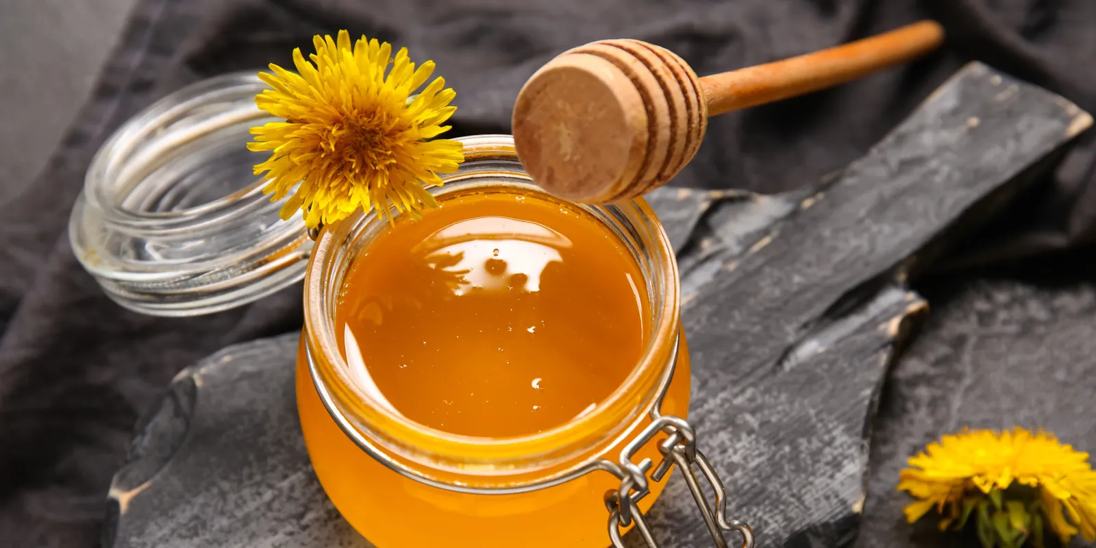 Ingyen adja a természet: így készül az aranyló pitypangméz