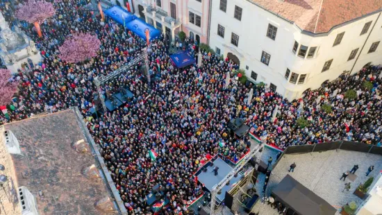 Ezt látni kell: Lehengerlő képen az Orbán Viktor beszédét hallgató tömeg Sopronban