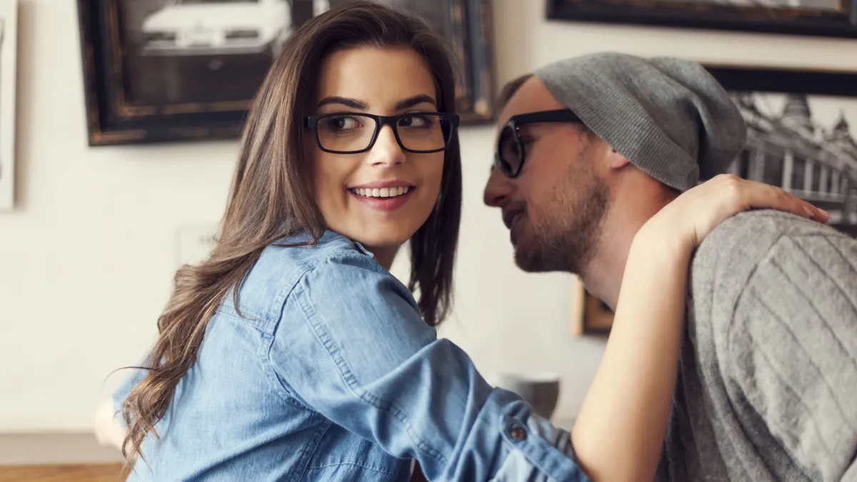 3 csillagjegy Hipster,Couple,Flirting,At,Cafe