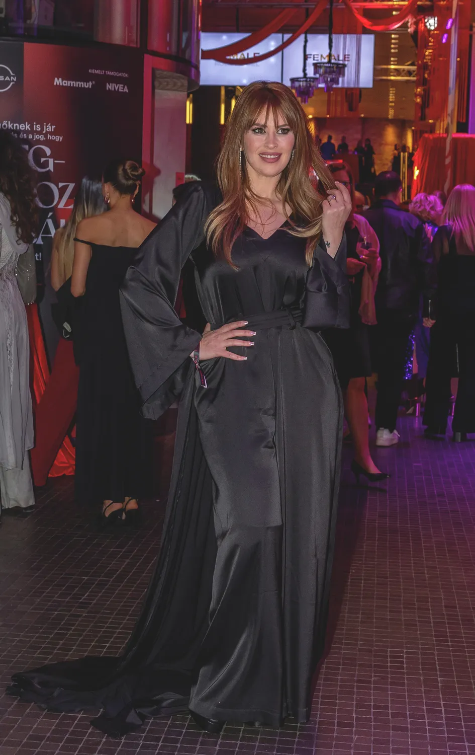 Király Linda egy rendezvényen gyönyörű fekete ruhában jelent meg.