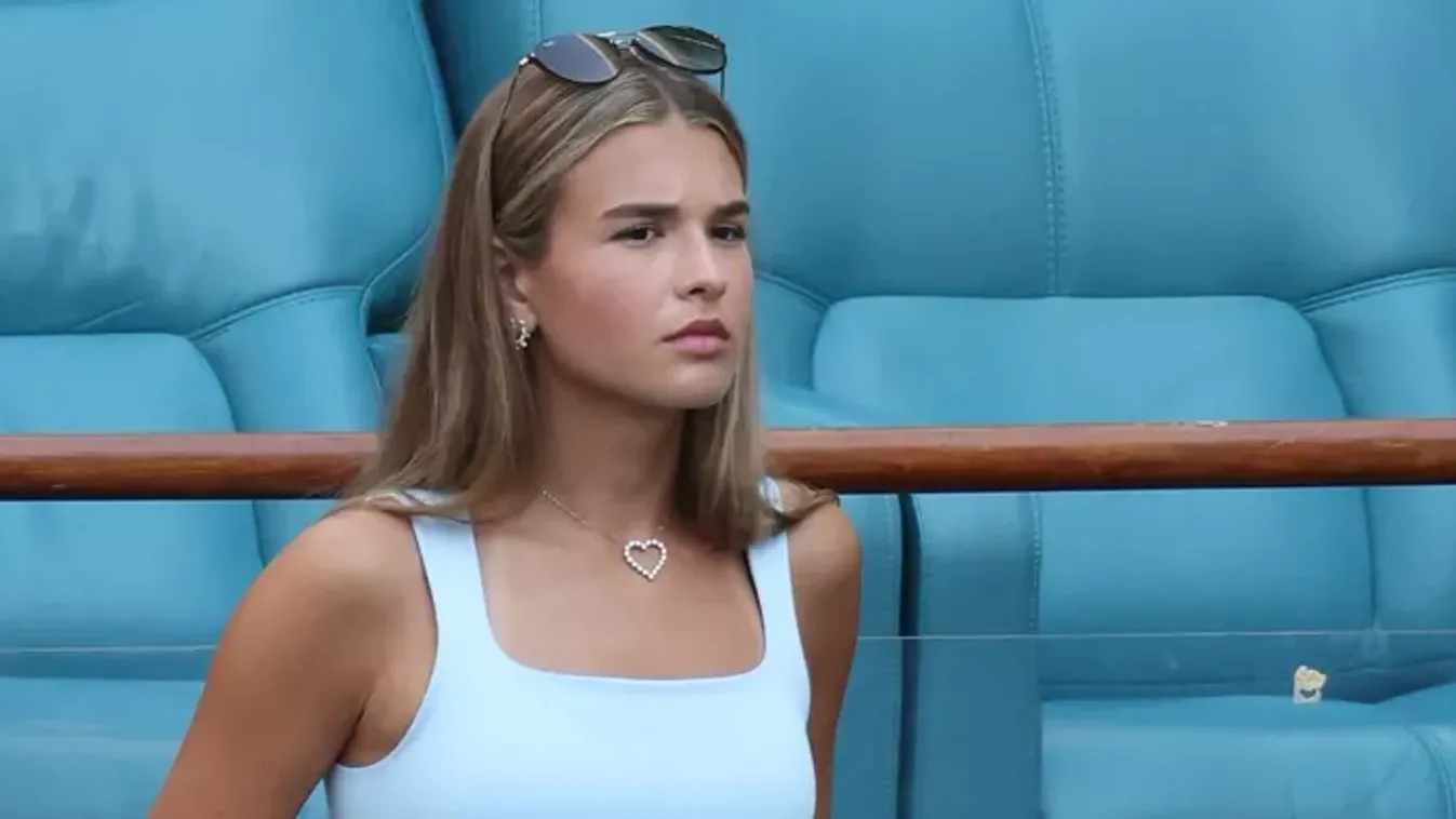 Melltartó nélkül állt kamera elé a teniszezőlány – Fotó