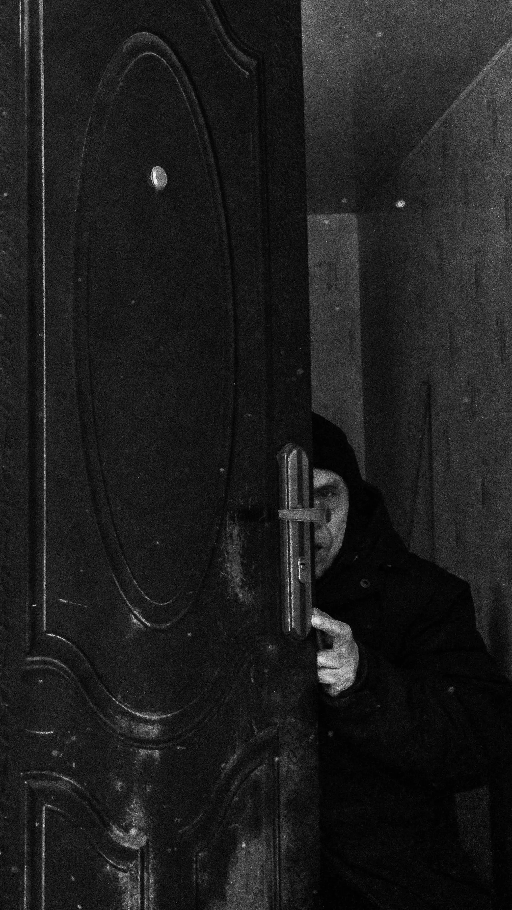 Mobilján nézte a családapa, ahogy egy idegen betör, miközben bent volt a felesége és lánya