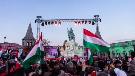 Íme a legfiatalabb Fidesz szimpatizáns – ő is ott van a Szentháromság téren az óriási tömegben