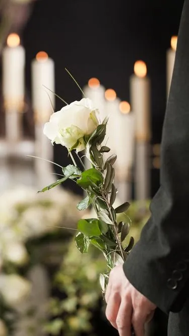 Egy kínai mágnást a kedvenc Mercedesével együtt temettek el