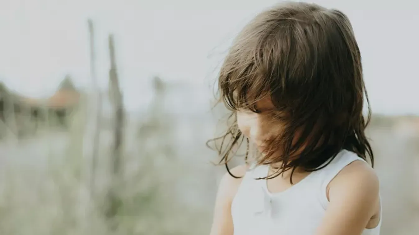 „Még a hátsó kertbe sem merünk kimenni” – Minden nap rettegve él a napsütés miatt a 9 hónapos Amelia