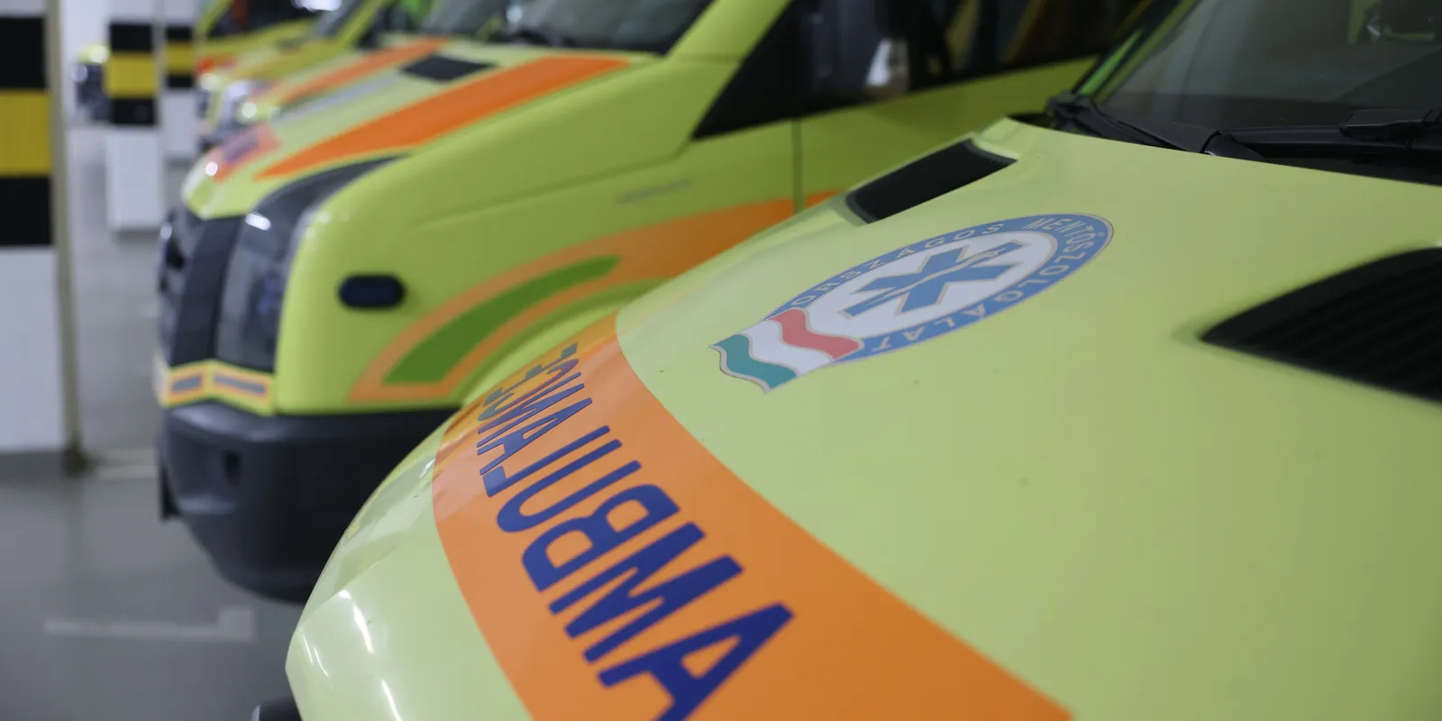 Most érkezett! Szalagkorlátnak ütközött egy autó a 8-as főúton