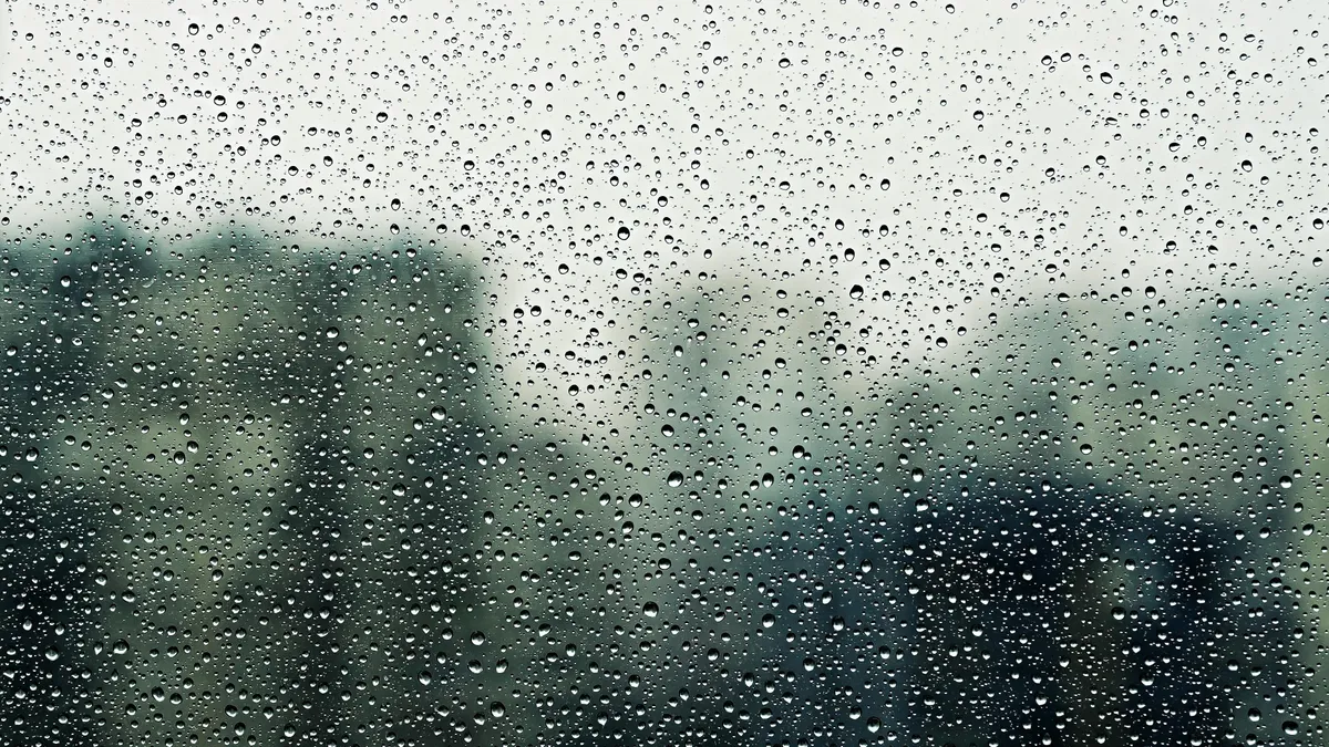 Szeles, borult időjárással folytatódik a hét eleje