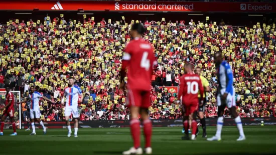 Eltakarta, hogy vigyorog: Áll a bál Liverpoolban, háborognak a szurkolók