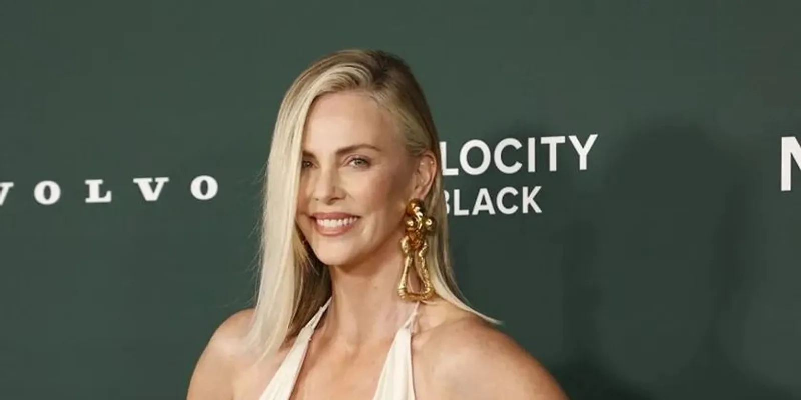 Charlize Theron apró bikiniben élvezi a napsütést