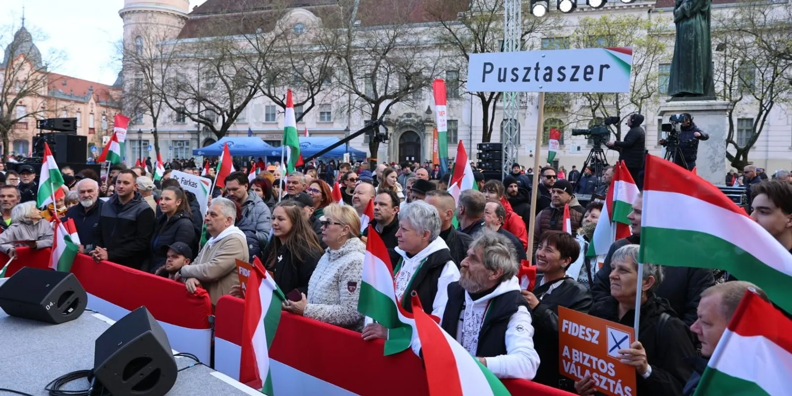Íme az első fotók: Szentesen is tömegek várják Orbán Viktort