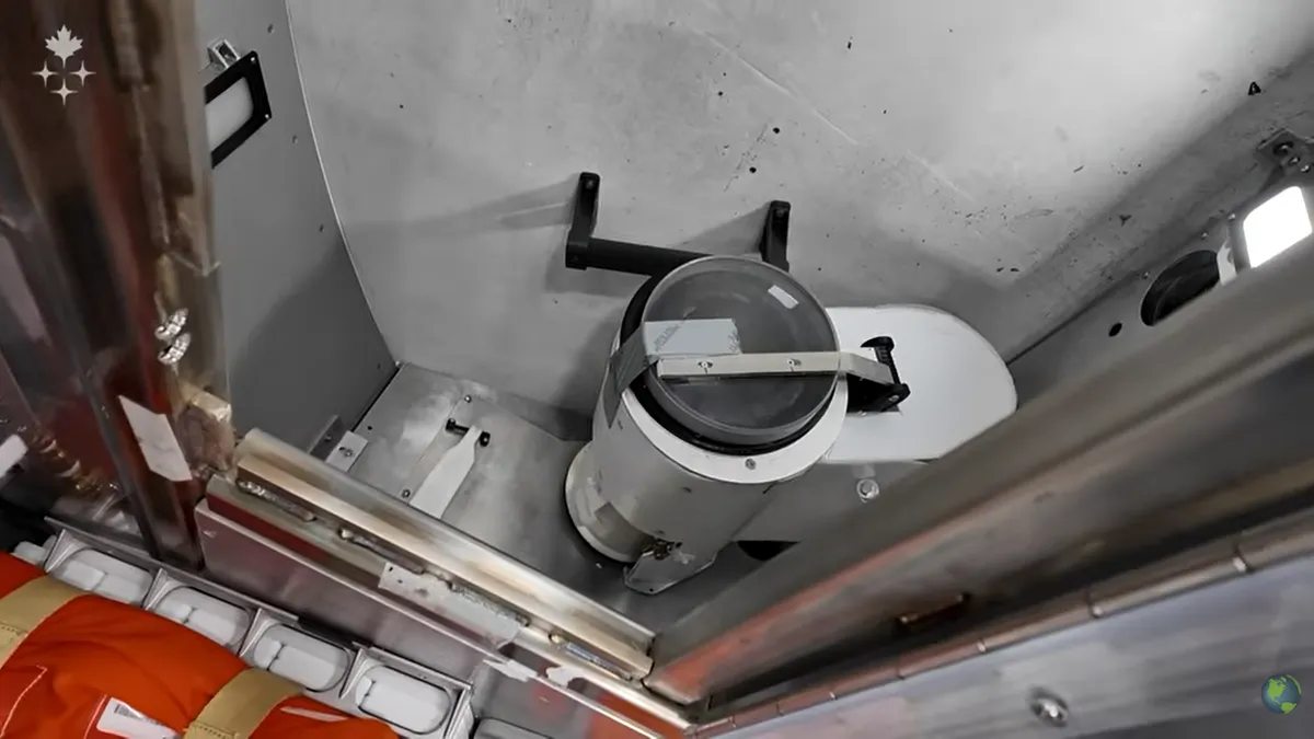 Ide jártak elvégezni a dolgukat az Artemis 2 űrhajósai. Fotó: Canadian Space Agency/Youtube