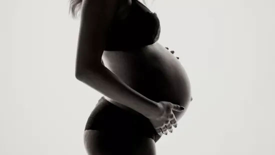 „Valami nincs rendben. Azt hiszem, meg fogok halni” - fekete árnyakat látott szülés közben az édesanya