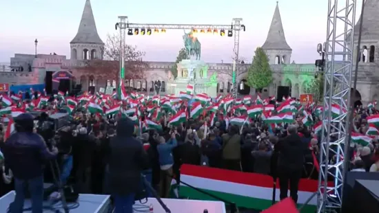  Hatalmas tömeg várja Orbán Viktort a Szentháromság téren