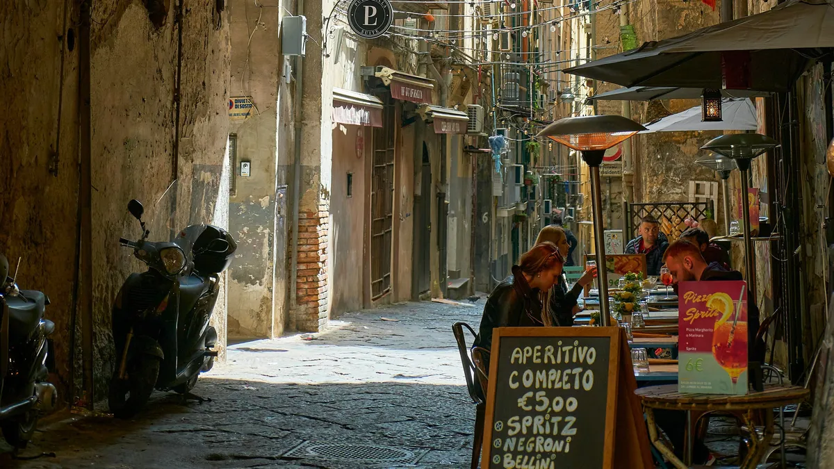 Szoborral ölte meg a turistát a 13 éves fiú Nápoly spanyol negyedében