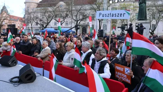 Megérkeztek az első fotók: Nemzeti szín zászlók és Orbán-firkás pulcsik, Szentesen is tömegek várják a miniszterelnököt