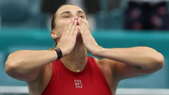 Melltartó nélkül állt kamera elé a teniszezőlány – Forró fotó