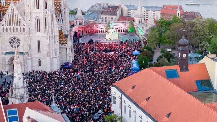 Megtelt a Szentháromság tér Orbán Viktor beszédére
