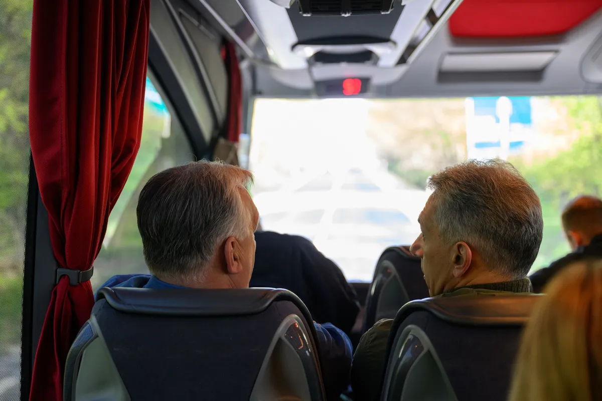 Lázár János és Orbán Viktor a kampánybuszon beszélget.