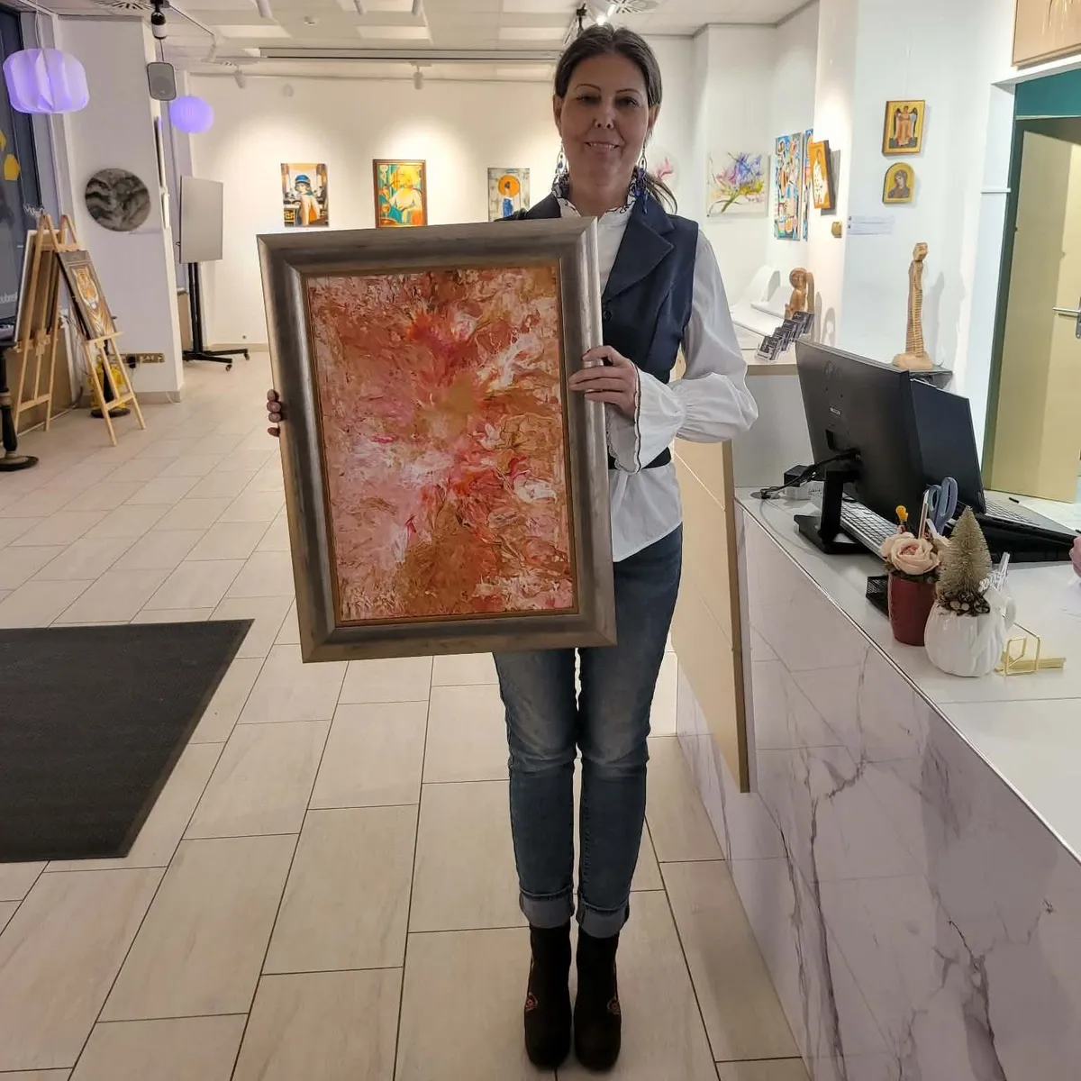 a szolnoki festőművész pózol