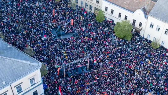 Végeláthatatlan tömeg, rengeteg békeszerető ember Debrecenben - Galéria