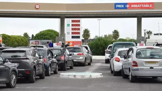 Nagy a baj: a francia benzinkutak ötöde kifogyott az üzemanyagból