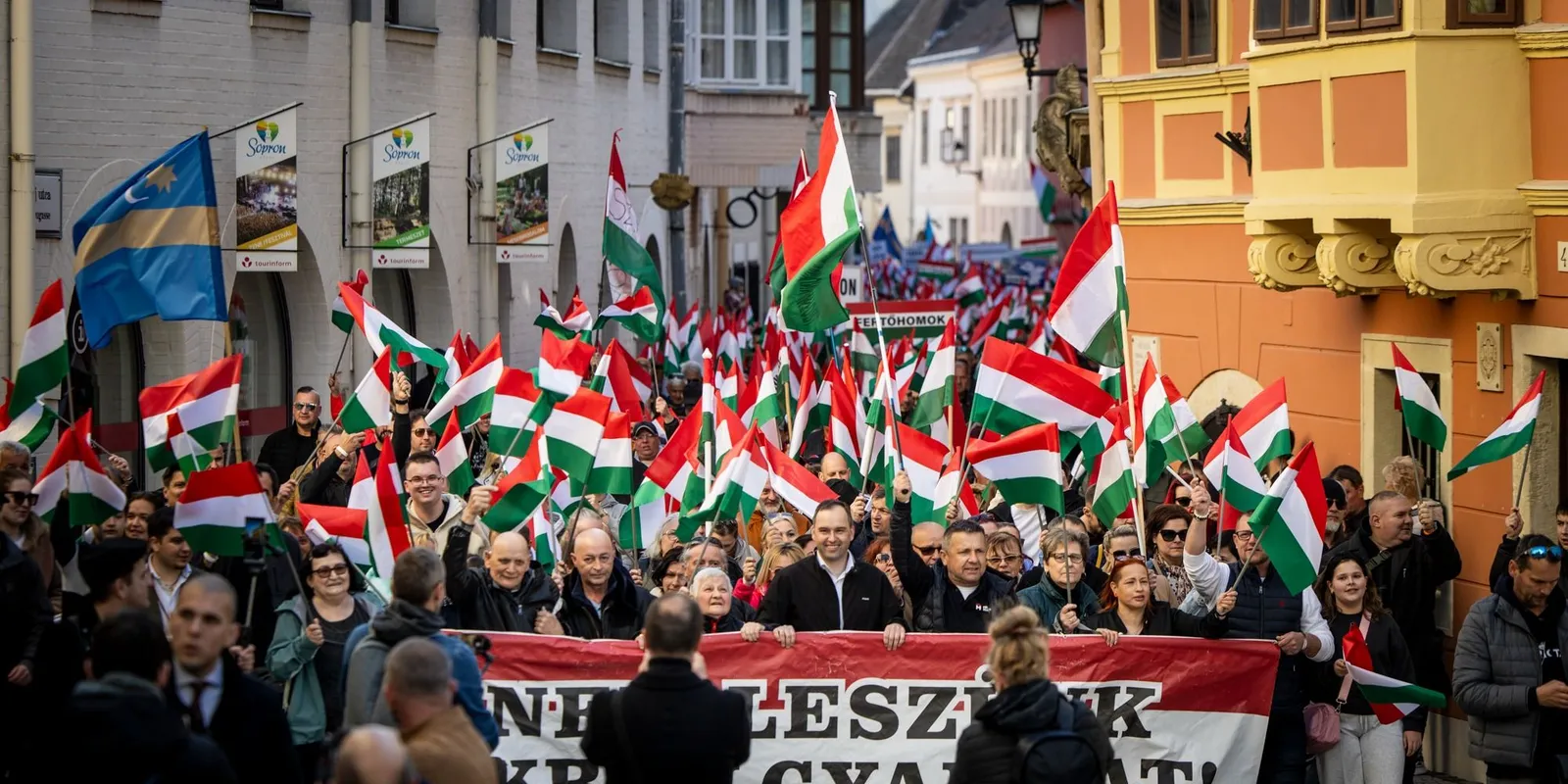 Magasban a zászlók, kígyóznak a sorok: ez várja Orbán Viktort