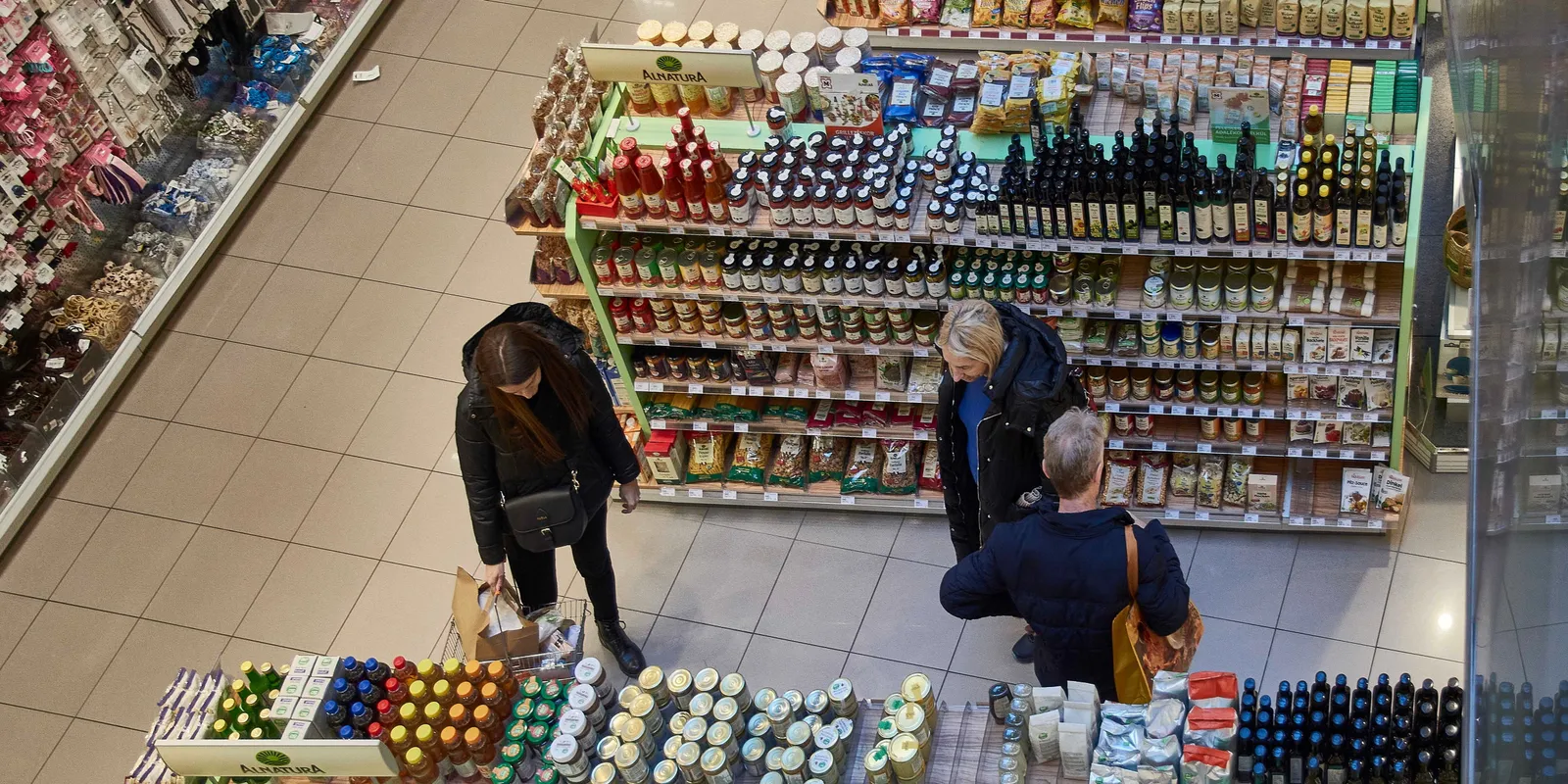 A Tisza leteszi a fegyvert a multik előtt