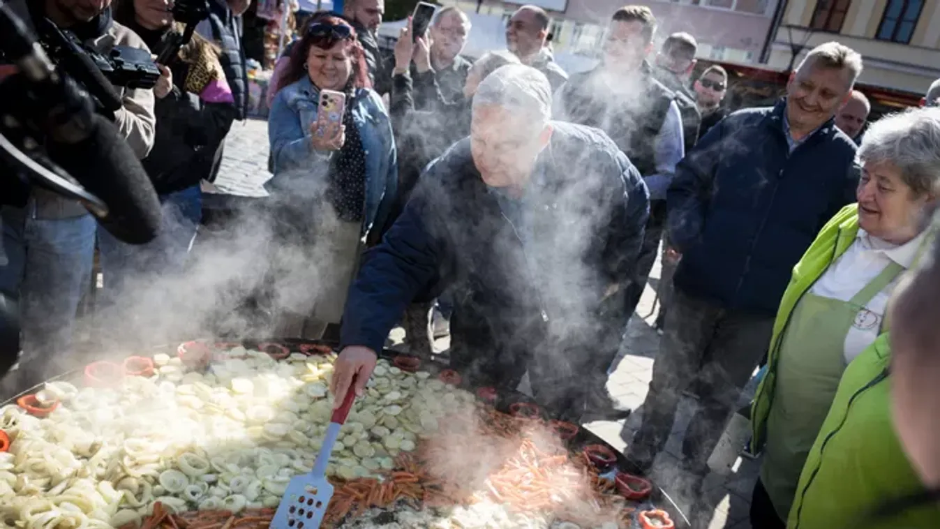 Orbán Viktor: Balassagyarmaton piacolunk, és begyűjtünk pár kézfogást