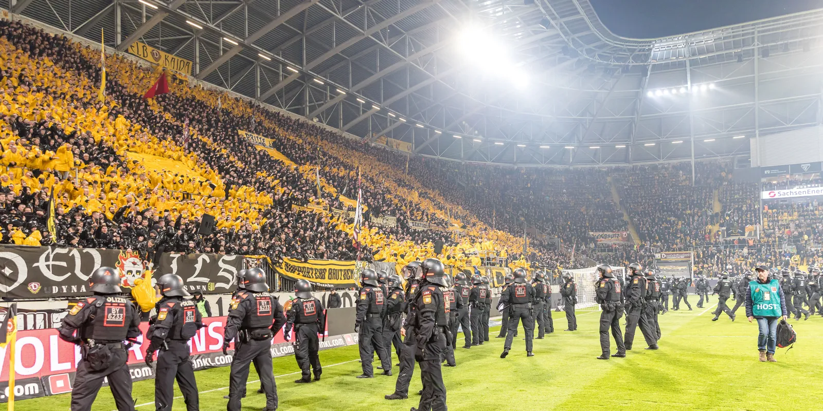 Rettegés Dárdaiék meccsén, huligánok törtek be a pályára