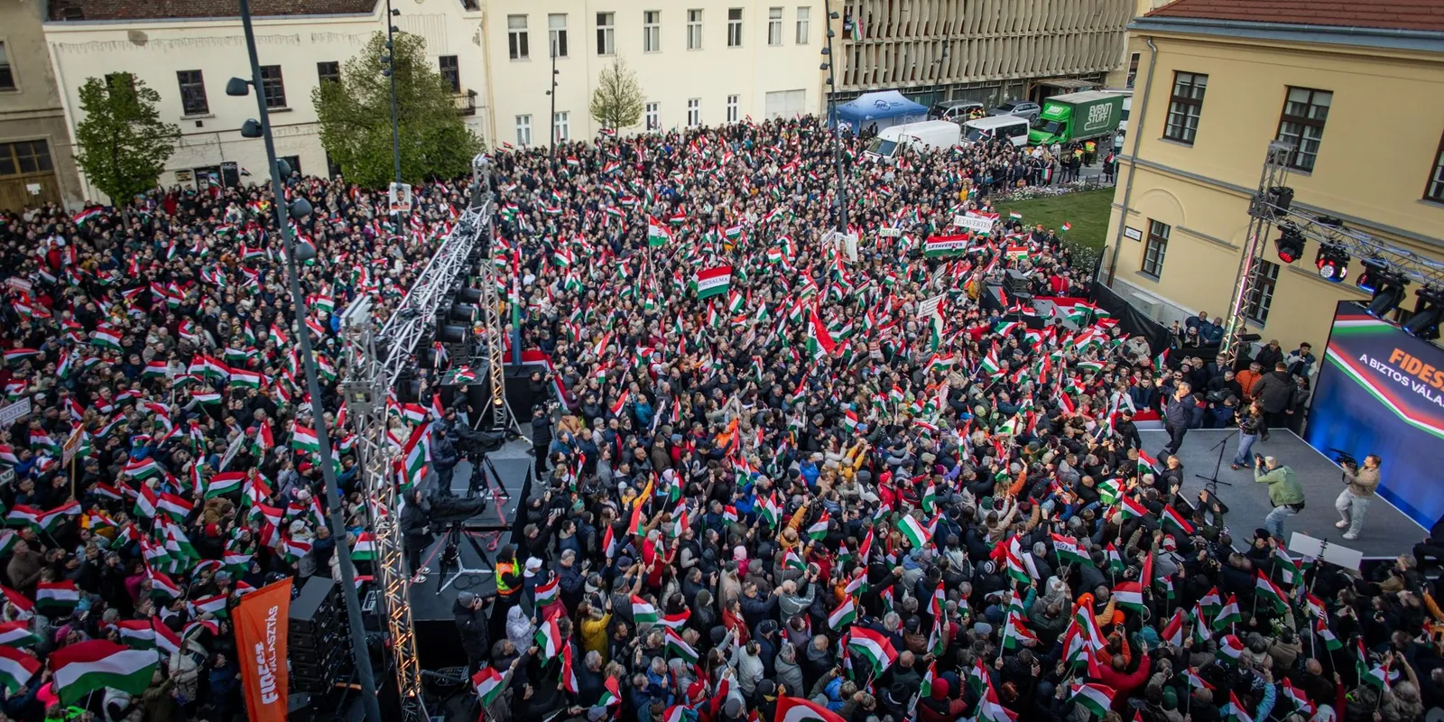 Szenzációs drónfotók érkeztek: teljesen megtelt a Dósa Nádor tér