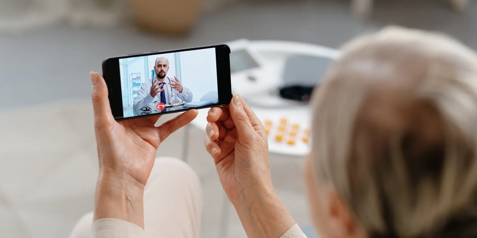 Szívszaggató: Halott fiával beszélget videóhívásban egy 80 éves anya