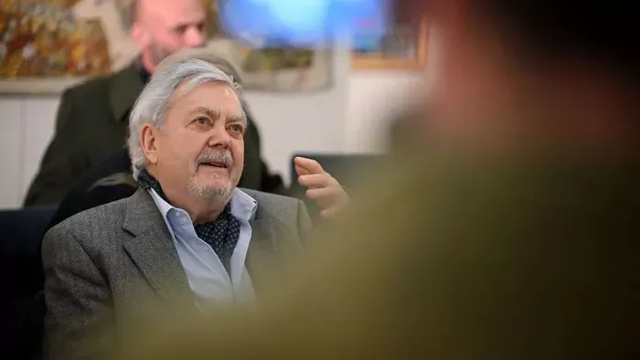 Groteszk harmóniák: Környezetvédelem és mitológia a 86 éves magyar festőóriás legújabb kötetében