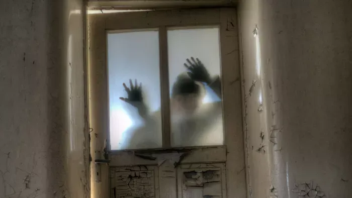 Kísértetházba költöztek, menekülniük kellett