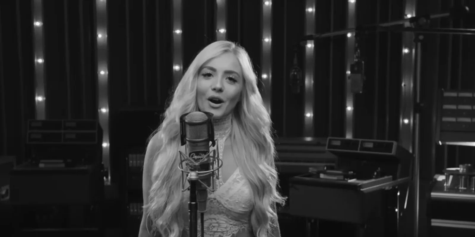 Szexi fotójával bűnbe viszi követőit az ismert influenszer