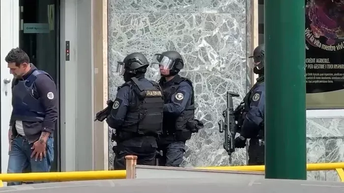 Több tucat túszt ejtettek bankrablók Nápolyban