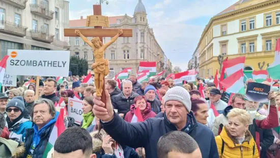 Megérkeztek az első fotók: hatalmas tömeg várja Orbán Viktort Szombathelyen