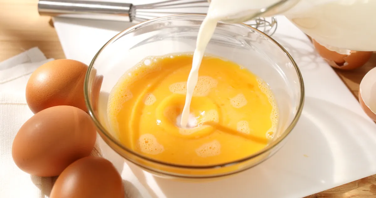 Hamis sajt tojásból? Adding,Milk,To,Eggs.,Milk,Is,Poured,Into,A,Bowl