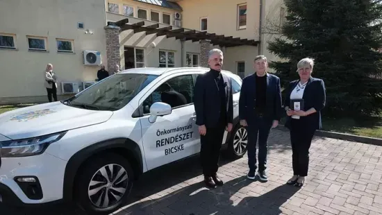 Mészáros Lőrinc ismét támogatta Bicskét: új hibrid autót kapott az Önkormányzati Rendészet – a helyiek biztonsága az első!
