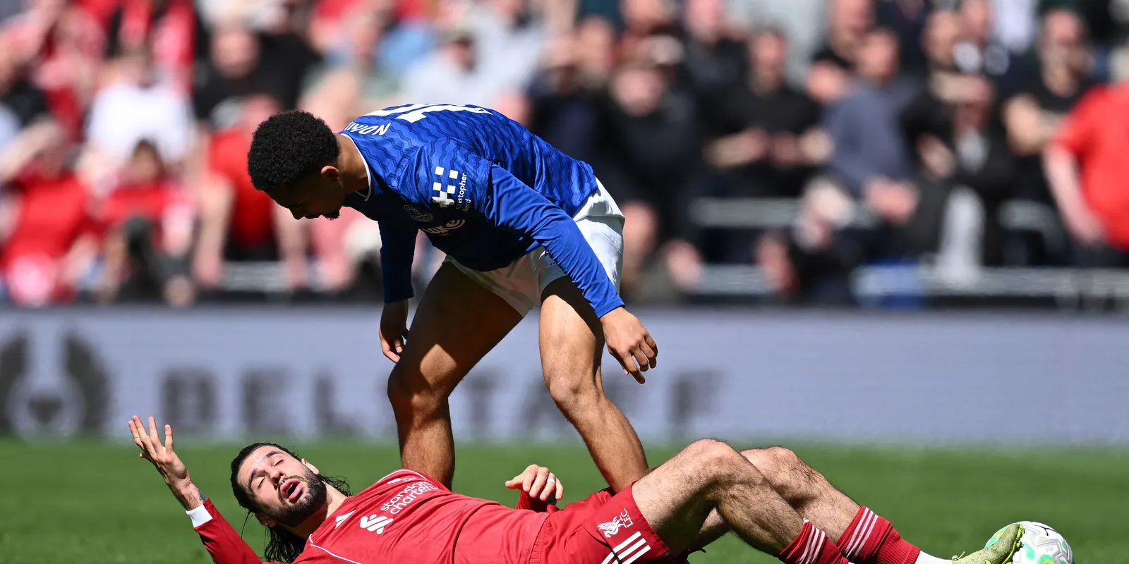 Dráma a derbin, hordágyon vitték le a Liverpool sztárját