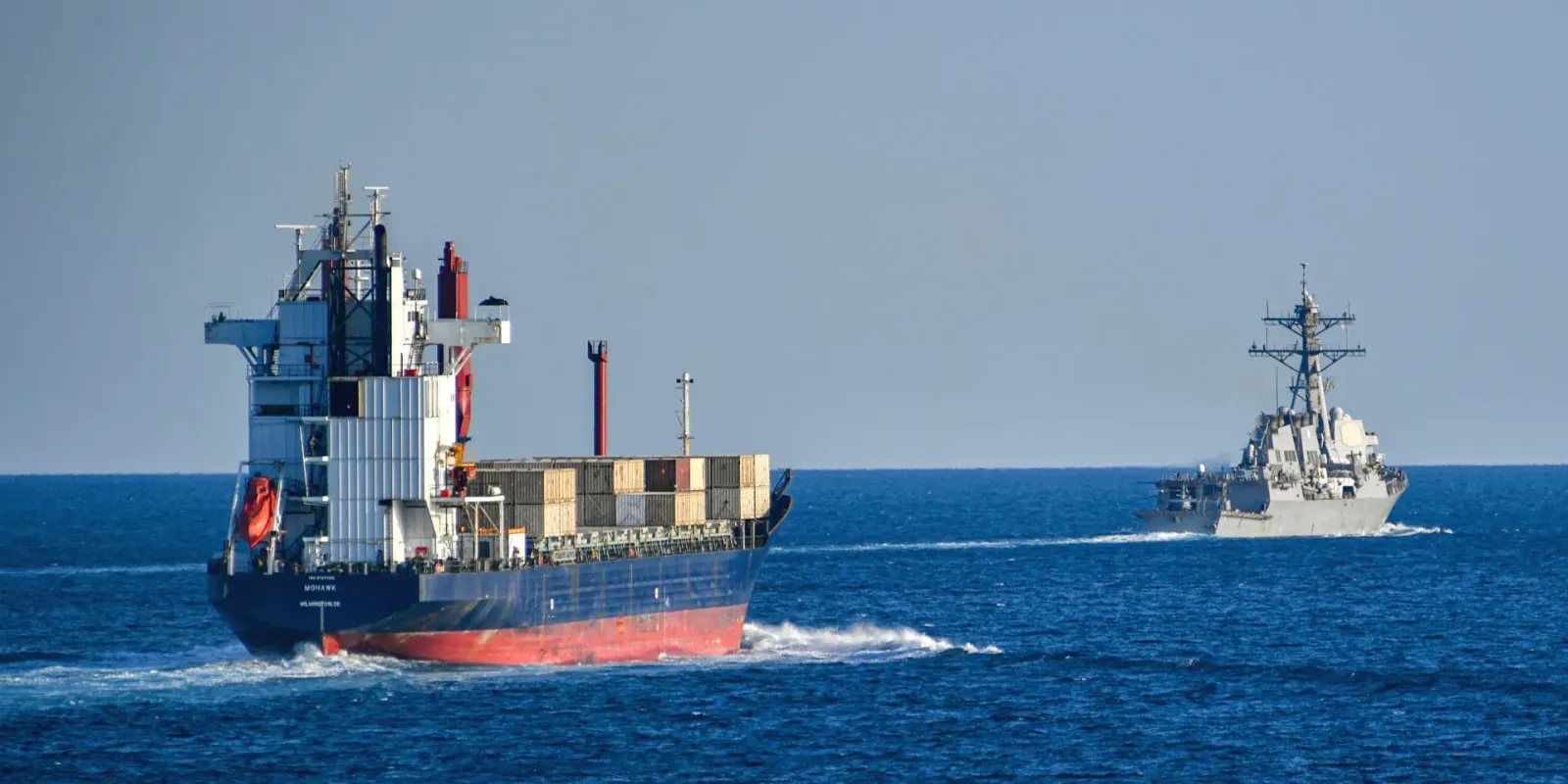 Farkasszemet néznek egymással az amerikai és az iráni hajók