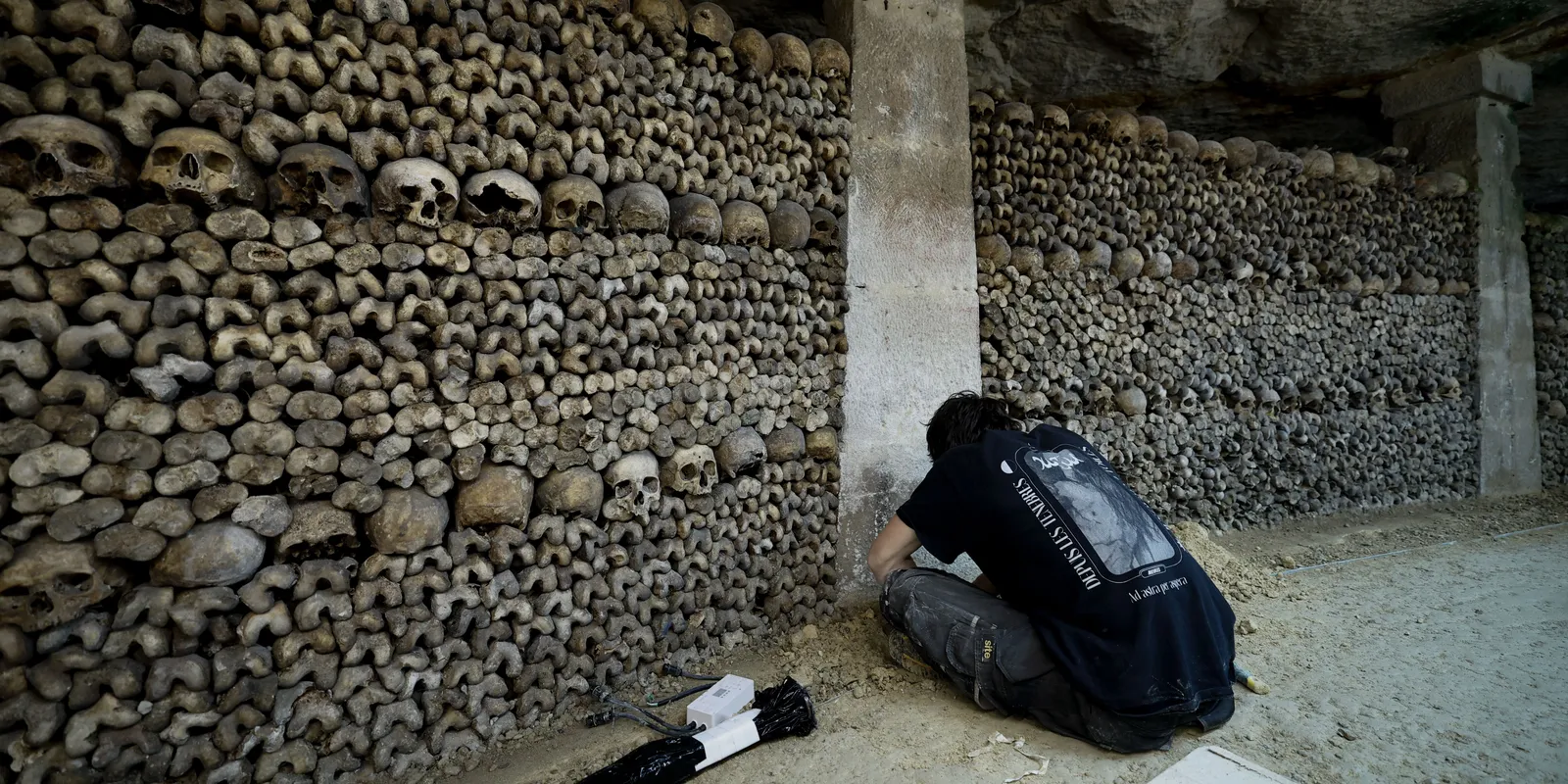 Síri csend: így újították fel a párizsi katakombákat