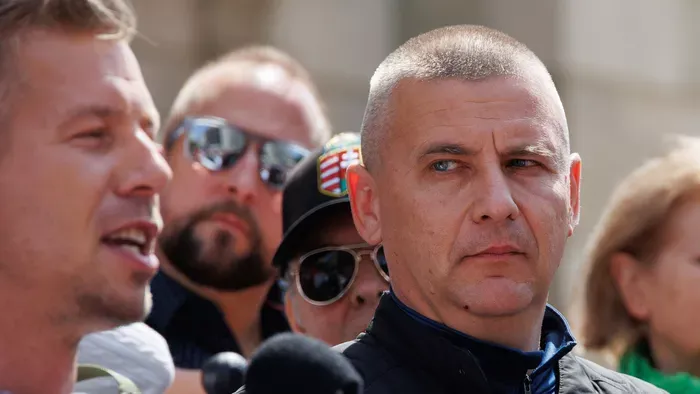 Zárt ajtók mögött beimserte Magyar Péter - videó